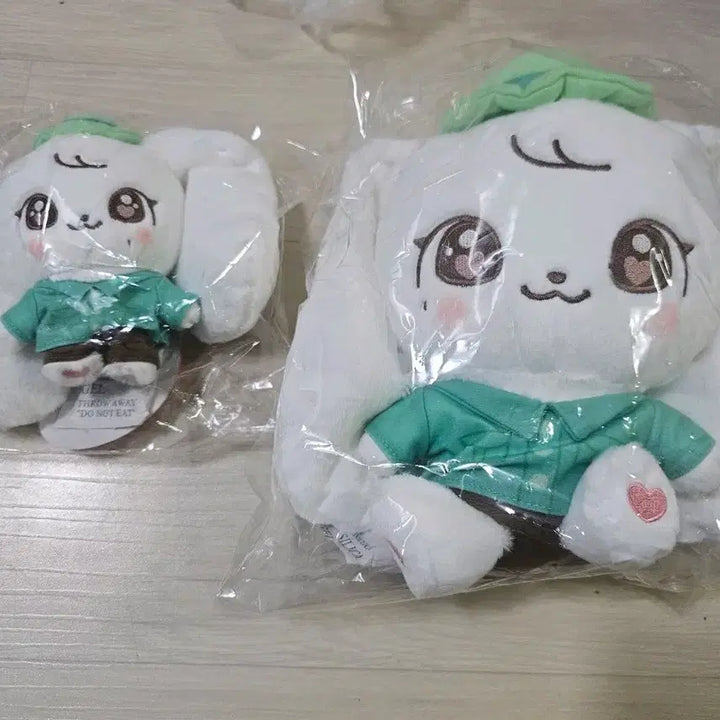 [BUNJANG] IVE Wonyoung Everland Pop-up Mini B Cherry Cast Plush &amp; Keyring Set / 아이브 장원영 에버랜드 팝업 미니브 체리 캐스트 플러시 &amp; 키링 세트