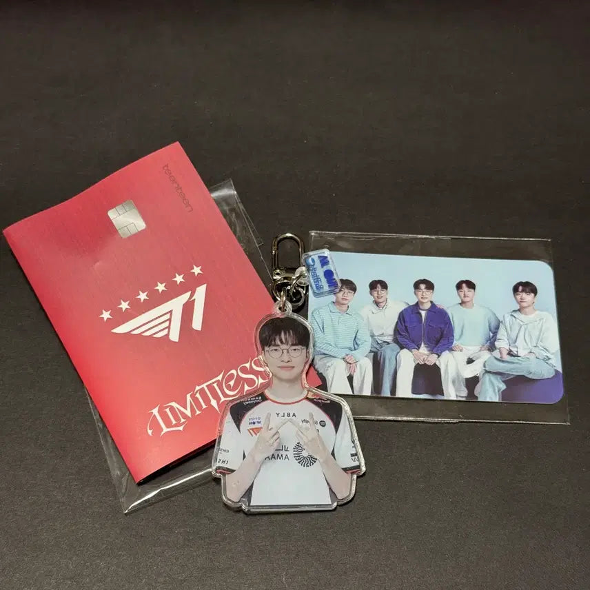 [BUNJANG] T1 Faker Woori Bank Keychain + Sleek Keychain + Group Photocard + Sticker Set / 페이커 우리은행 키링+슬릭 키링+단체 포카+스티커 등