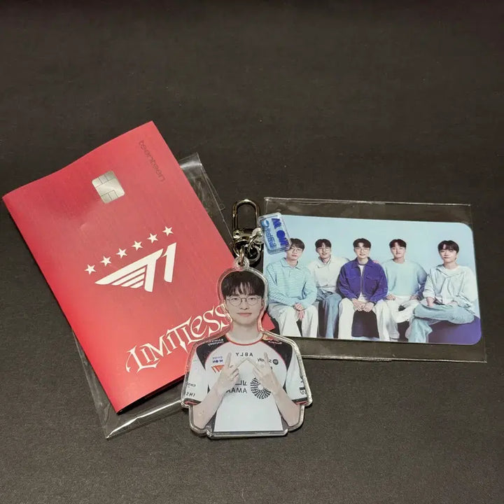 [BUNJANG] T1 Faker Woori Bank Keychain + Sleek Keychain + Group Photocard + Sticker Set / 페이커 우리은행 키링+슬릭 키링+단체 포카+스티커 등