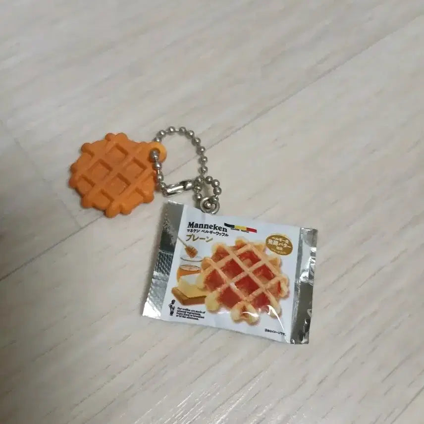 [BUNJANG] Bandai Manneken Belgian Waffle Miniature Keychain Charm / 일본 가챠 반다이 마네켄 벨기에 와플 식품 미니어쳐 키링 참