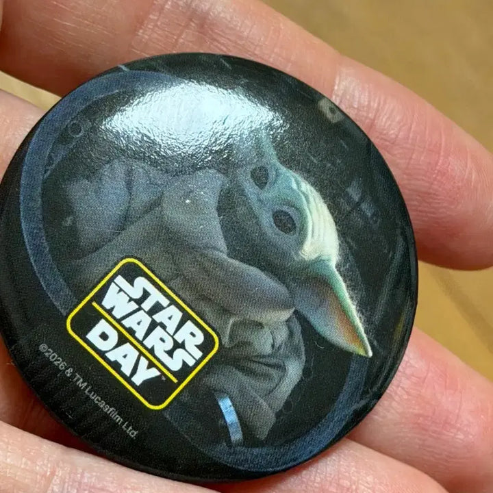 [BUNJANG] The Mandalorian 2-Badge Set Star Wars Day / 만달로리안 뱃지 2종 스타워즈 데이