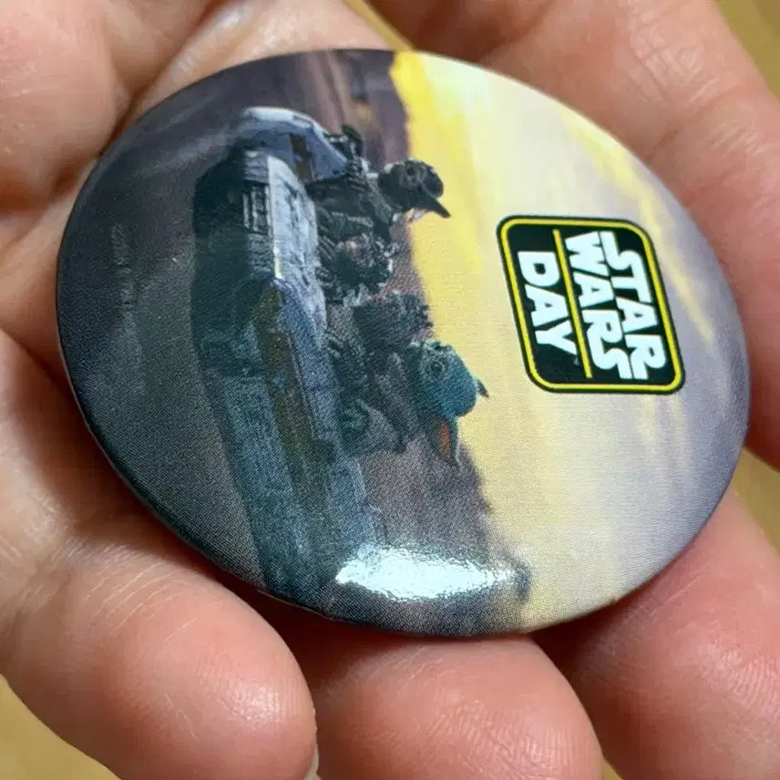 [BUNJANG] The Mandalorian 2-Badge Set Star Wars Day / 만달로리안 뱃지 2종 스타워즈 데이