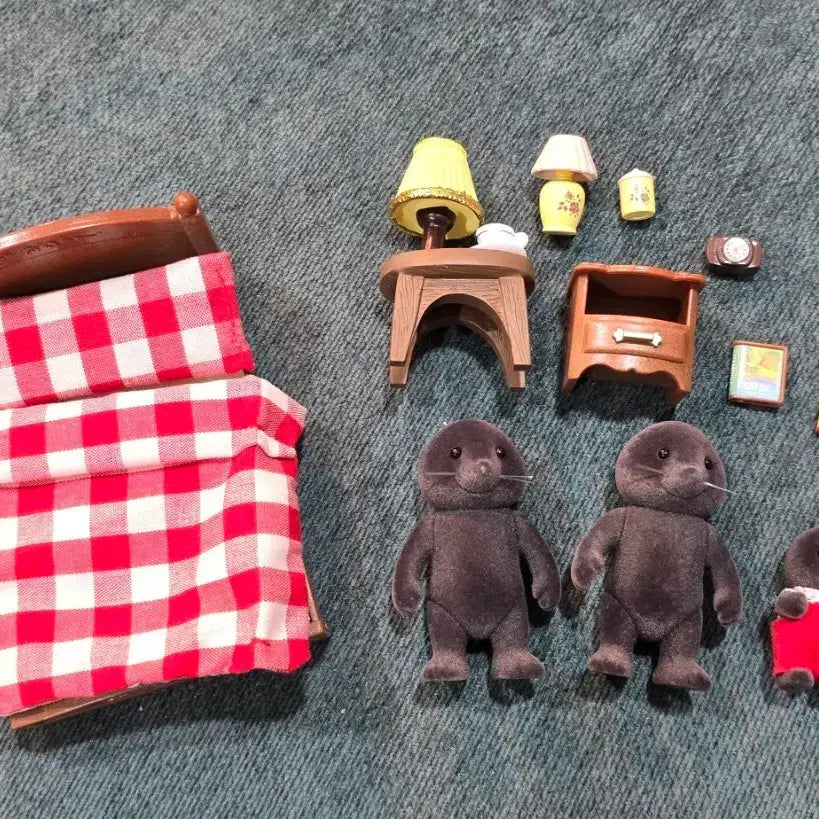 [BUNJANG] Sylvanian Families Mole Family 3 Figures + Bed Furniture Set / 실바니안 두더지 3마리 + 침대 가구