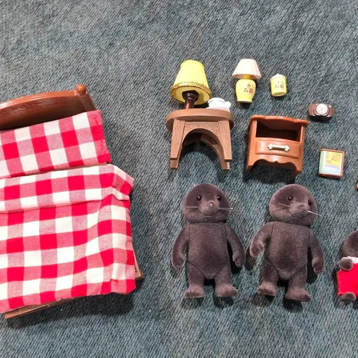 [BUNJANG] Sylvanian Families Mole Family 3 Figures + Bed Furniture Set / 실바니안 두더지 3마리 + 침대 가구