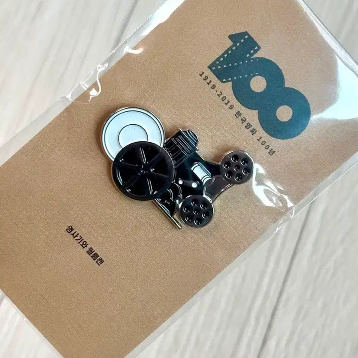 [BUNJANG] 2019 Korean Cinema 100th Anniversary Limited Edition Reel and Film Can Pin Badge / [2019초희귀한정판]한국영화 100년기념 뱃지 영사기와필름캔 뱃지