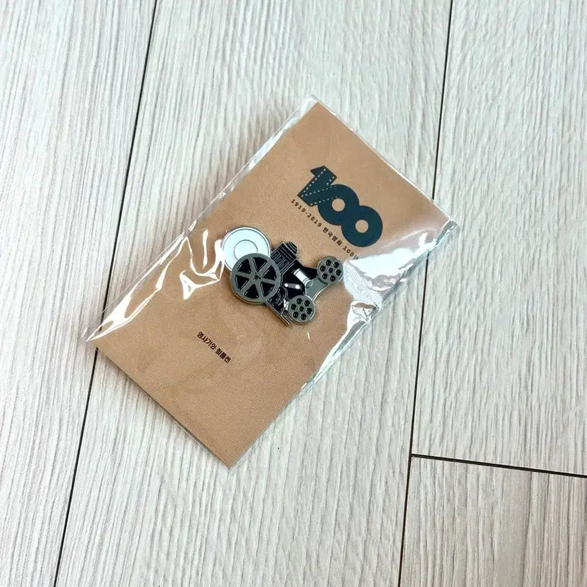 [BUNJANG] 2019 Korean Cinema 100th Anniversary Limited Edition Reel and Film Can Pin Badge / [2019초희귀한정판]한국영화 100년기념 뱃지 영사기와필름캔 뱃지
