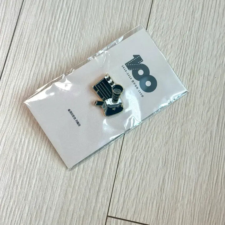 [BUNJANG] 2019 Korean Cinema Centennial Limited Edition Slate and Camera Pin Badge / [2019초희귀한정판]한국영화 100년기념 뱃지 슬레이트와카메라 뱃지