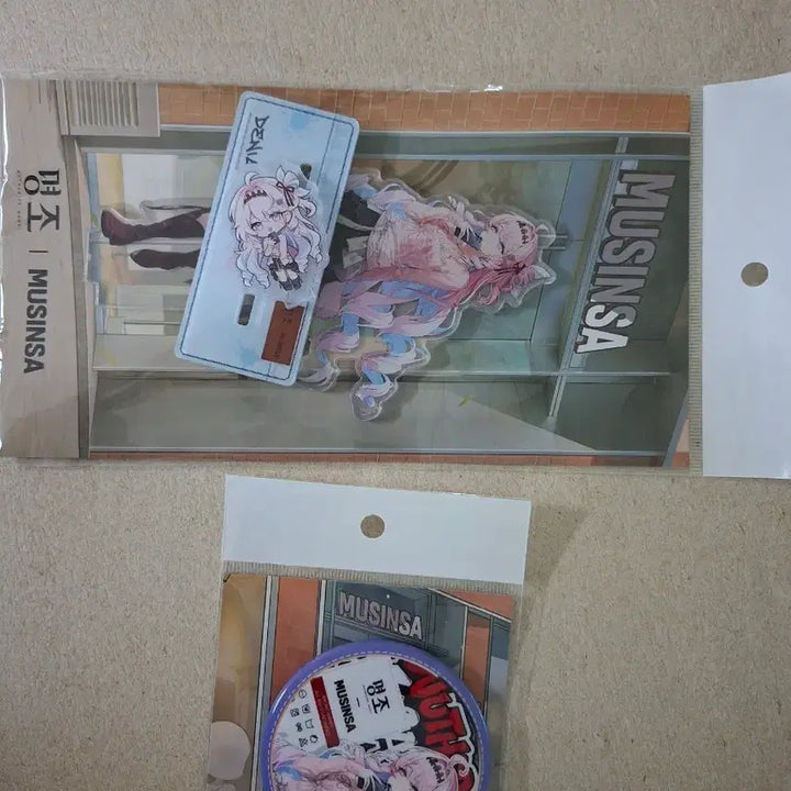 [BUNJANG] Musinsa Denia Acrylic Stand &amp; Badge Set / 무신사 명조 데니아 아크릴 스탠드 뱃지 세트
