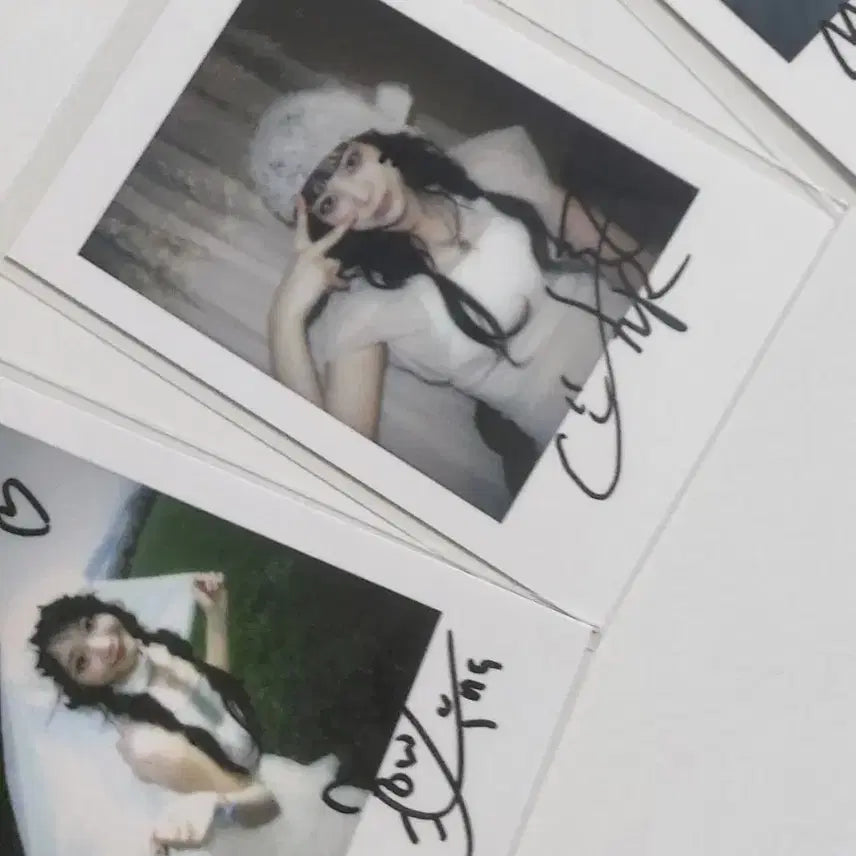 [BUNJANG] QWER Ceremony Pop-Up Printing Autograph Polaroid Set (Hina, Shi Yeon) / qwer 세레머니 팝업 프린팅 싸인 폴라로이드 판매해요