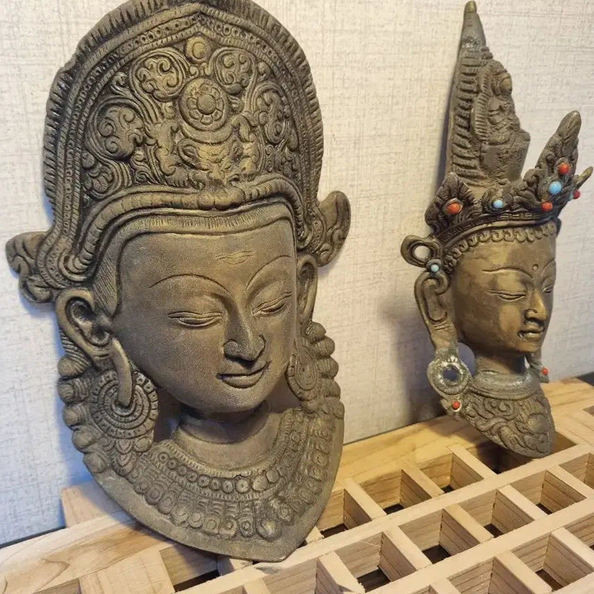 [BUNJANG] Tibetan White Bronze Bodhisattva Wall Relief Sculpture Set (2 pcs) / 티베트 백동 보석 상감 관음보살 벽걸이 부조 조각상 2점