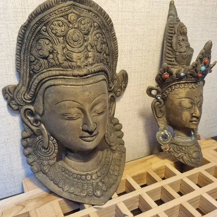 [BUNJANG] Tibetan White Bronze Bodhisattva Wall Relief Sculpture Set (2 pcs) / 티베트 백동 보석 상감 관음보살 벽걸이 부조 조각상 2점