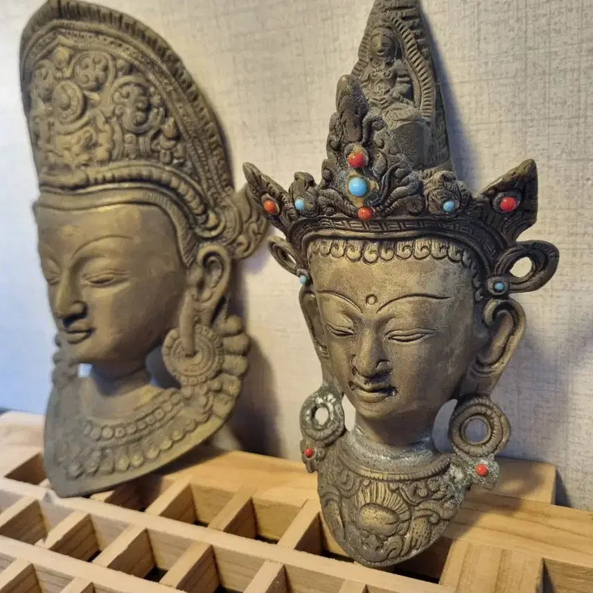 [BUNJANG] Tibetan White Bronze Bodhisattva Wall Relief Sculpture Set (2 pcs) / 티베트 백동 보석 상감 관음보살 벽걸이 부조 조각상 2점