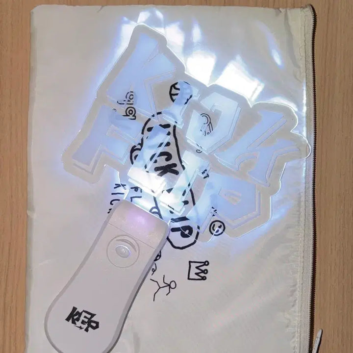 [BUNJANG] Kickflip Official Lightstick Pouch / 킥플립 임시 응원봉 양도 파우치