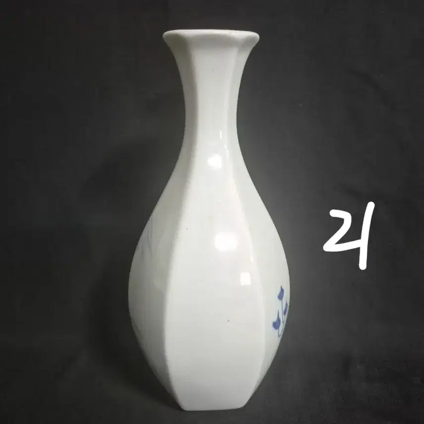 [BUNJANG] Blue and White Porcelain Hexagonal Dokkebi Sake Bottle / 청화 백자 육각 도쿠리 주병 술병