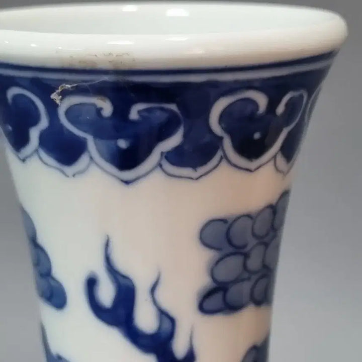 [BUNJANG] Qing Dynasty Kangxi Period Celadon Blue and White Dragon Vase / 대청강희년제 청화 운룡문 요령준. 고22.5