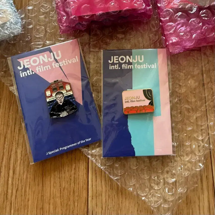 [BUNJANG] Yeon Sang-ho Director Badges - Jeonju International Film Festival Exclusive / 연상호 감독 뱃지 전주국제영화제 영화 굿즈 반도 다르덴 형제