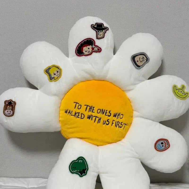 [BUNJANG] Peaceminusone Daisy Cushion / 택포6.2) 토이스토리 피스마이너스원 피마원 데이지쿠션