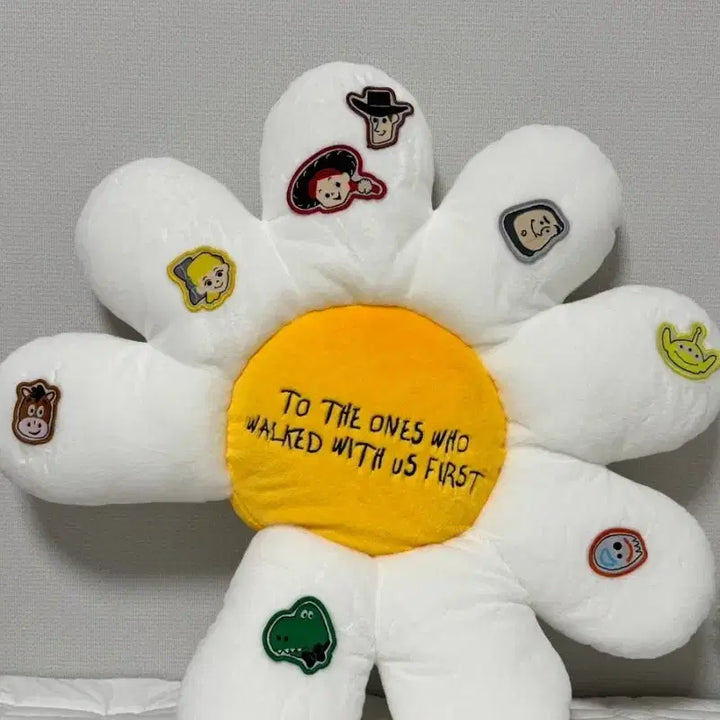 [BUNJANG] Peaceminusone Daisy Cushion / 택포6.2) 토이스토리 피스마이너스원 피마원 데이지쿠션