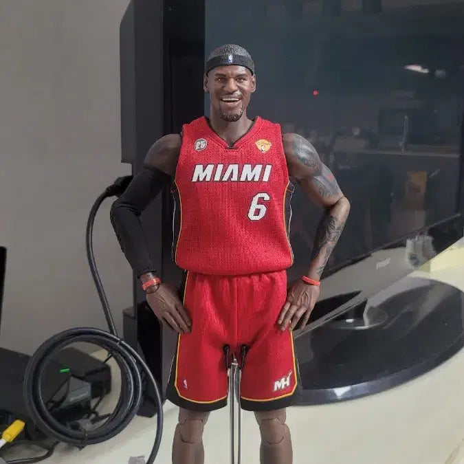 [BUNJANG] Hot Toys x Enterbay x Artist Lebron James 1/6 Scale Action Figure / 새상품) 르브론 제임스 1/6 피규어 (핫토이X엔터베이X작가작)