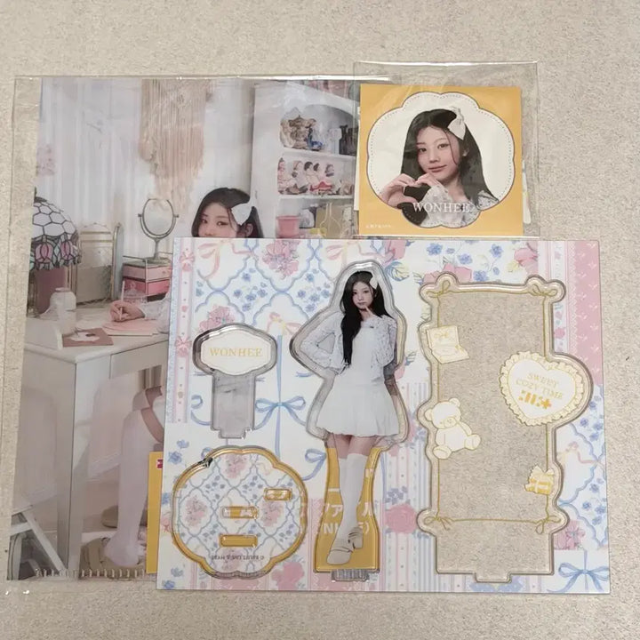 [BUNJANG] ILLIT Wonhee Seven Eleven Japan Kuji Acrylic Stand L-File Sticker Bundle Set / 아일릿 원희 세븐일레븐 일본 쿠지 아크릴스탠드 L자 파일 스티커