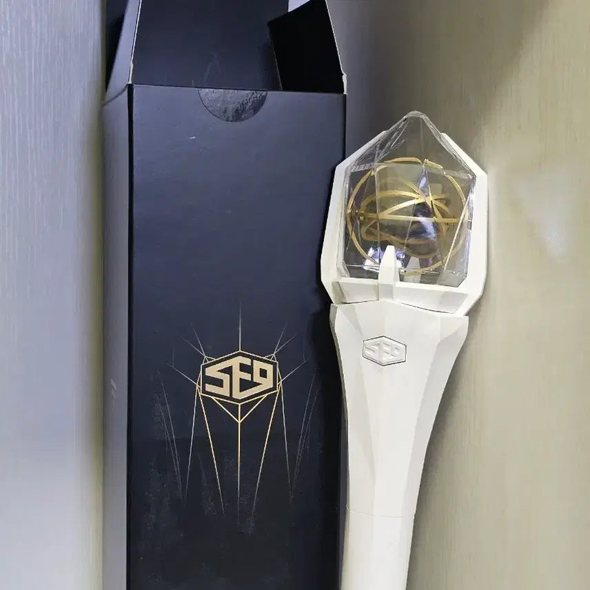 [BUNJANG] SF9 Official Lightstick "Jigubong" Version 2 White / SF9 에스에프나인 응원봉 지구봉 VER.2 화이트