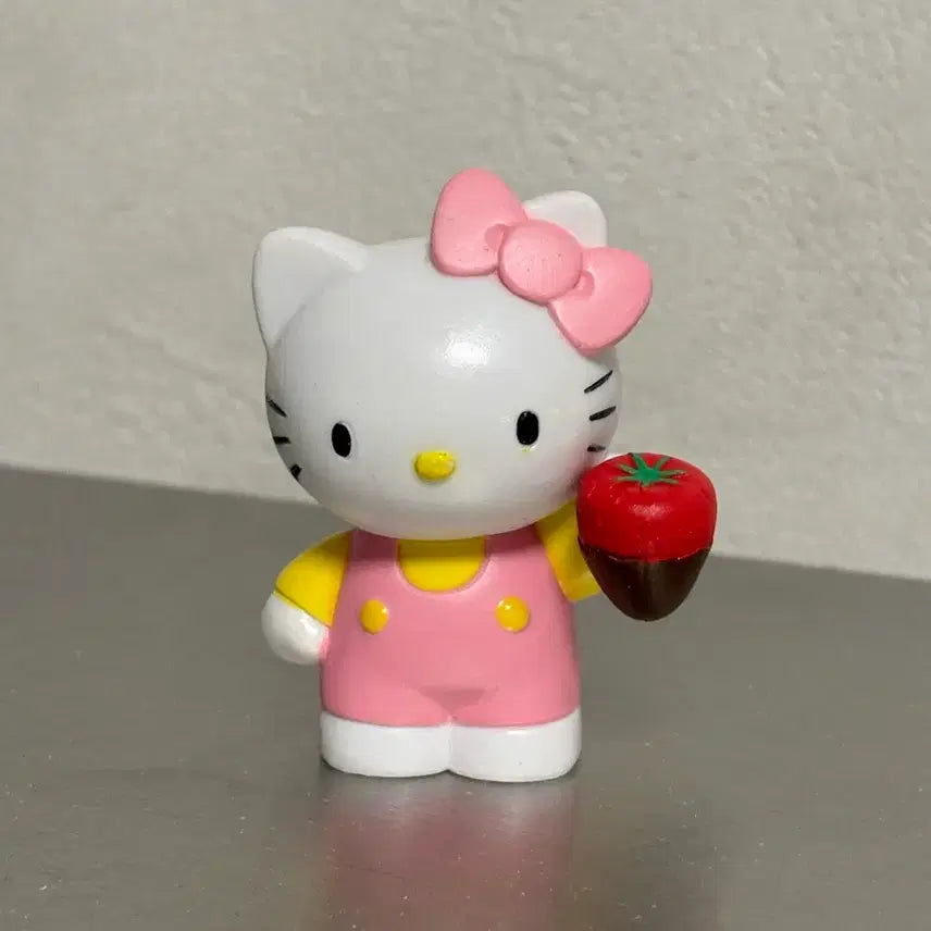 [BUNJANG] Vintage Hello Kitty Strawberry Figurines / 고전키티피규어 딸기피규어