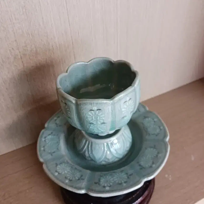 [BUNJANG] Goryeo Celadon Chrysanthemum Inlaid Design Tea Bowl Stand / 고려청자연화 국화문  잔잔대
