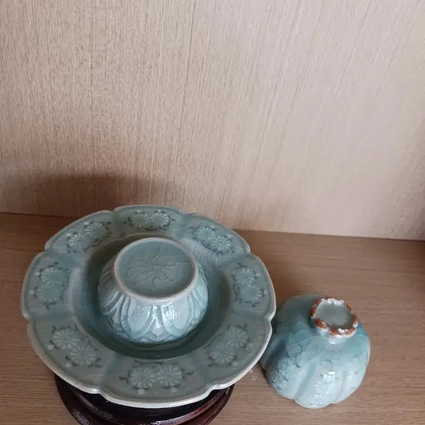 [BUNJANG] Goryeo Celadon Chrysanthemum Inlaid Design Tea Bowl Stand / 고려청자연화 국화문  잔잔대