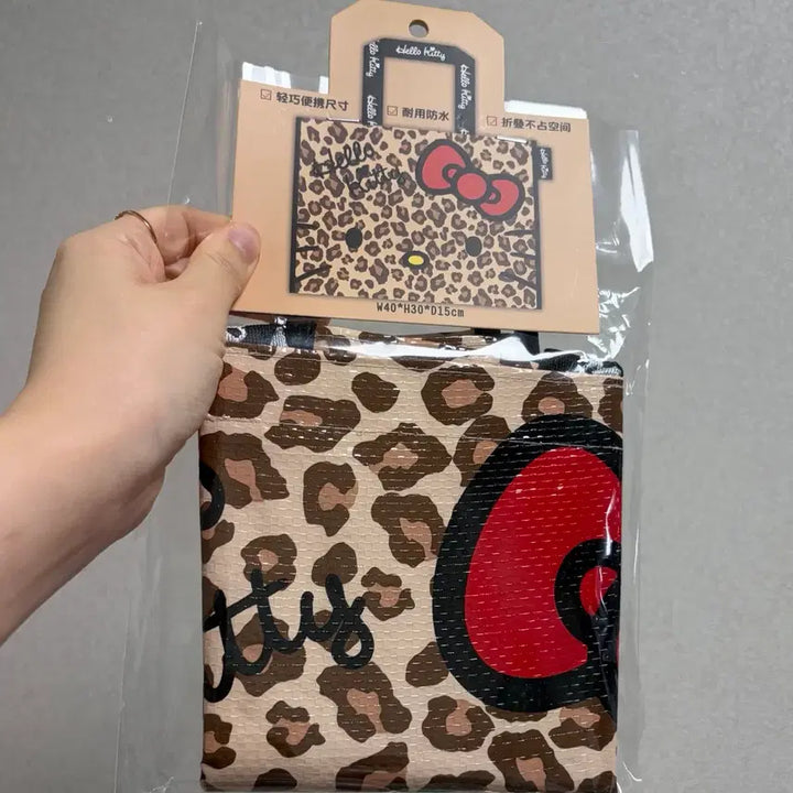 [BUNJANG] Sanrio Hello Kitty Leopard Large Tarpaulin Bag / 산리오 헬로키티 레오파트 폴리백 대형 여행가방 타포린백