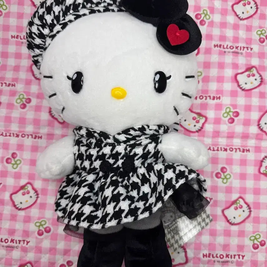 [BUNJANG] Sanrio Hello Kitty Monoch Chrome Girly Twin Outfit Plush Toy / 산리오 헬로키티 모노크롬 걸리 트윈 아웃핏 플러시 토이 키티 누이 인형