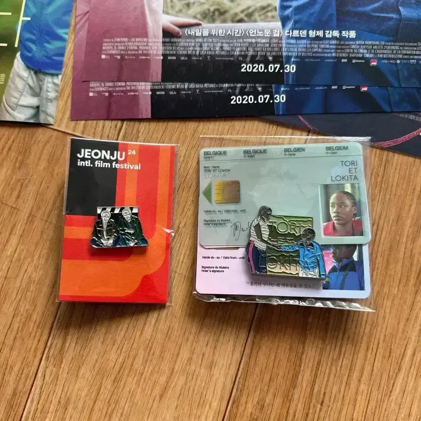 [BUNJANG] Ahmed, The Sons (Les Enfants) Dardenne Brothers Signed A3 Poster &amp; Rosetta Badge Set / 소년아메드 A3포스터 다르덴형제 친필싸인 영화 뱃지 로제타 더차일드 아들