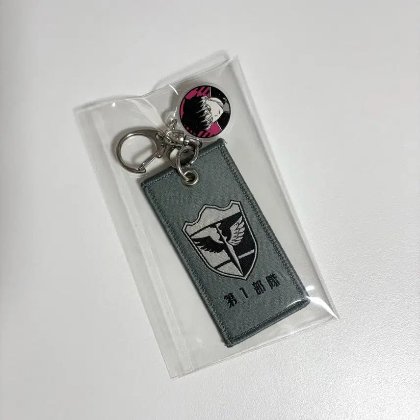 [BUNJANG] Kaiju No. 8 Narumi Gen Emblem Keychain &amp; Hoshina Souichiro Figure / 괴수8호 나루미 겐 엠블럼 키링 원화전 괴팔 호시나 소우시로 피규어