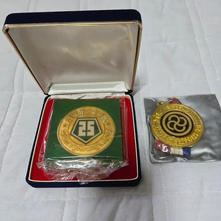 [BUNJANG] Korean Military Medals and Paperweights / 군자료