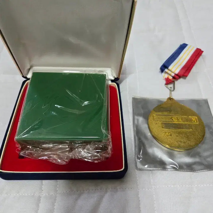 [BUNJANG] Korean Military Medals and Paperweights / 군자료