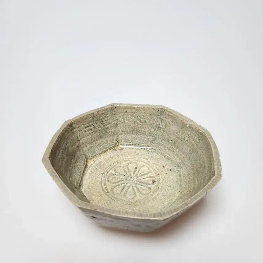 [BUNJANG] Antique Goryeo Celadon Black and White Inlaid Chrysanthemum and Leaf Motif Octagonal Vase / 골동품 고려청자 흑백상감 국화여지문 팔각 면돌이
