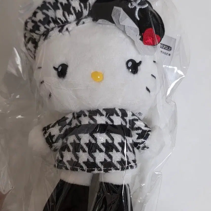 [BUNJANG] Sanrio Hello Kitty Monotone Mascot Plush Doll / [산리오] 헬로키티 모노톤 모노쿠로 마스코트 인형