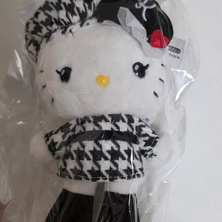 [BUNJANG] Sanrio Hello Kitty Monotone Mascot Plush Doll / [산리오] 헬로키티 모노톤 모노쿠로 마스코트 인형