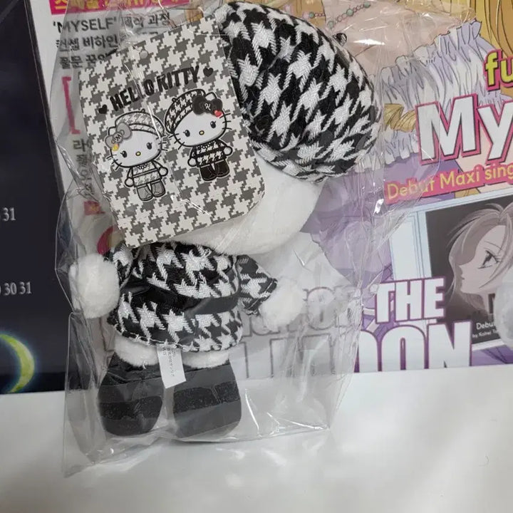 [BUNJANG] Sanrio Hello Kitty Monotone Mascot Plush Doll / [산리오] 헬로키티 모노톤 모노쿠로 마스코트 인형