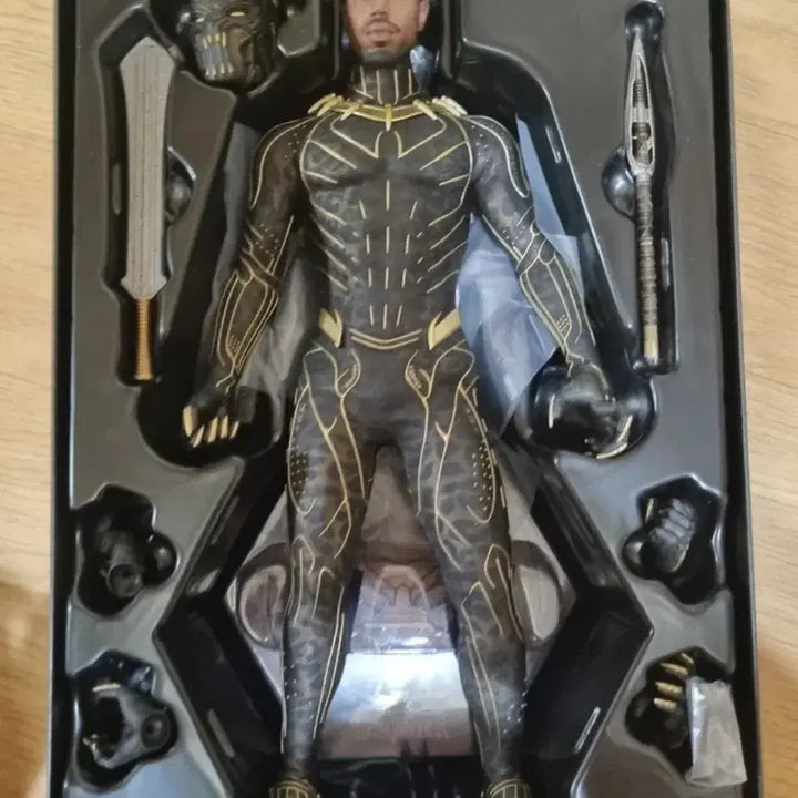 [BUNJANG] Hot Toys Black Panther Killmonger Figure / 핫토이 블랙팬서 킬몽거 피규어