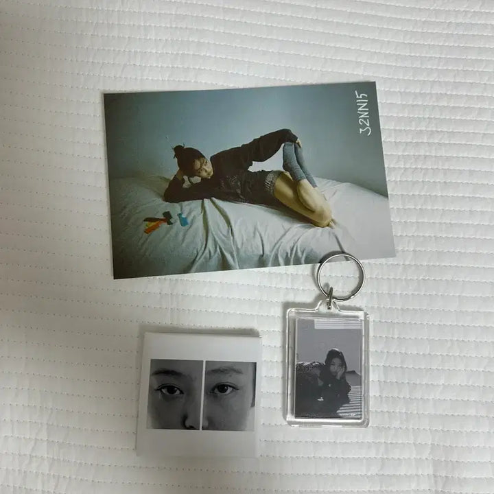 [BUNJANG] Jennie Exhibition Keychain, Magnet, Postcard Bundle Set / 일괄 제니 전시회 키링 마그넷 엽서