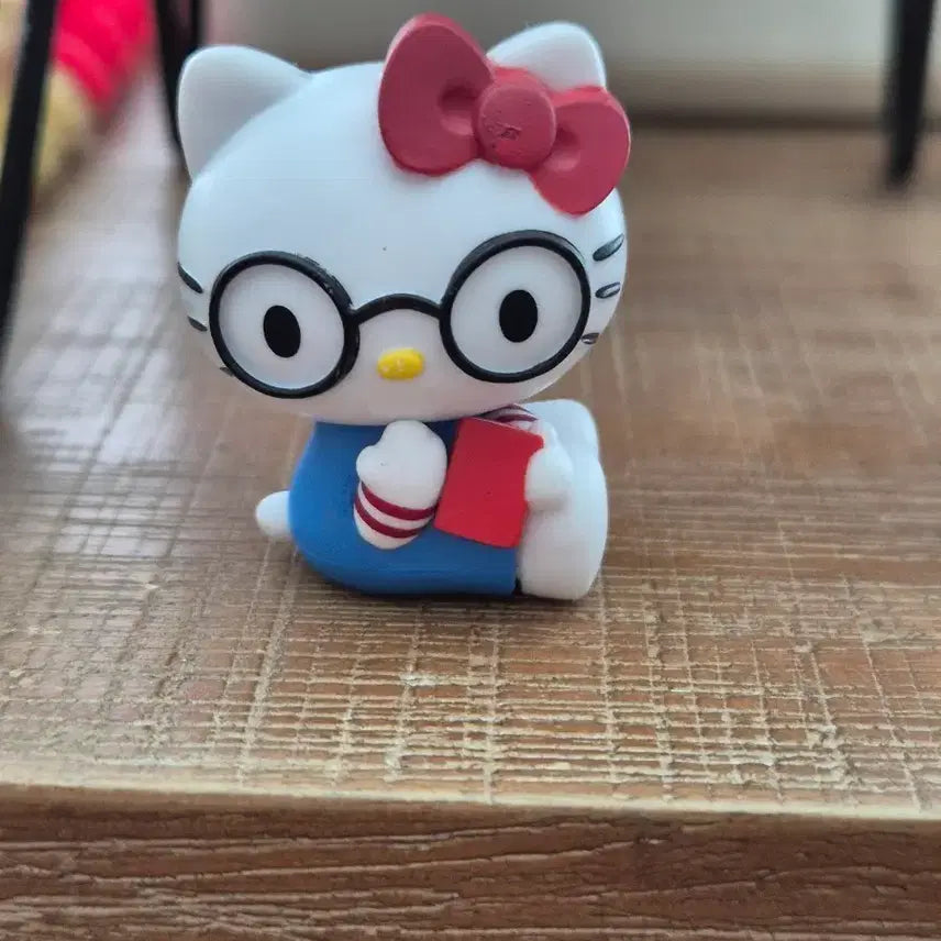 [BUNJANG] Sanrio Hello Kitty Gacha Figure / 산리오 안경을 써요 키티 가챠 헬로키티 피규어