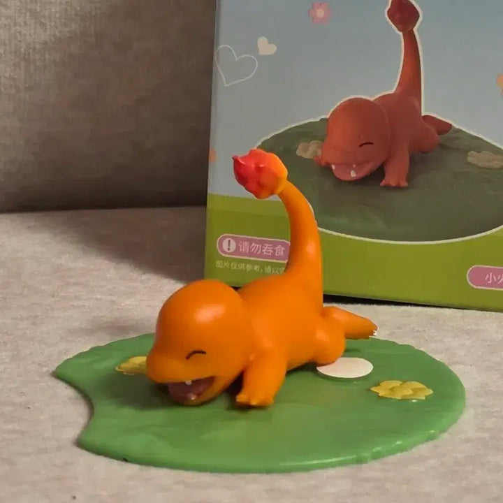 [BUNJANG] Pokemon Charmander Pyra Figure &amp; Pokemon Cards (Gold Mew, Mewtwo) / 새상품) 포켓몬 파이리 피규어 피카쥬 리자몽 퍼켓몬카드 황금 뮤 뮤츠