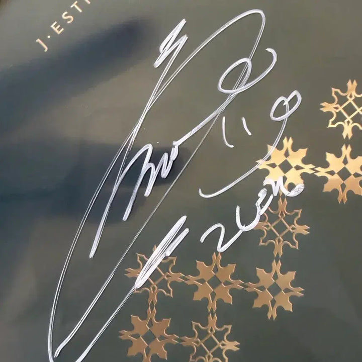 [BUNJANG] IU Autographed Fan / 아이유 친필 사인 부채
