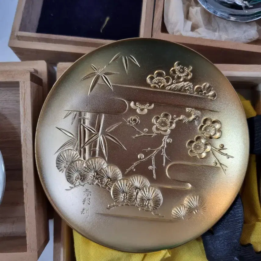 [BUNJANG] 24K Gold Plated Unused Shot Glasses (Set of 4) with Plum Blossom and Monkey Designs / 금도금 24KGP등 미사용 잔배 4개 일괄 매화.원숭이등 그림이 있음
