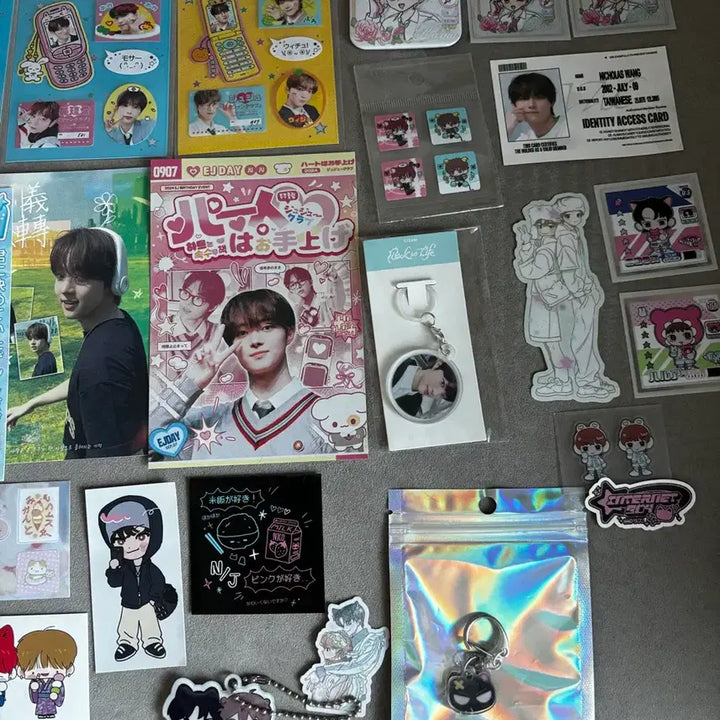 [BUNJANG] &amp;TEAM Nicholas Yuzuki Harua Bundle Set Unofficial Goods Stickers Keyring / 일괄 앤팀 &amp;team 하루아 니콜라스 의주 굿즈 비공굿 양도 스티커 키링