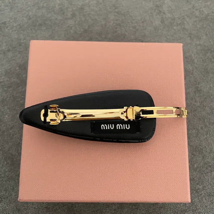[BUNJANG] Miu Miu Patent Leather Hair Clip Black / 미우미우 페이턴트 헤어 클립 블랙