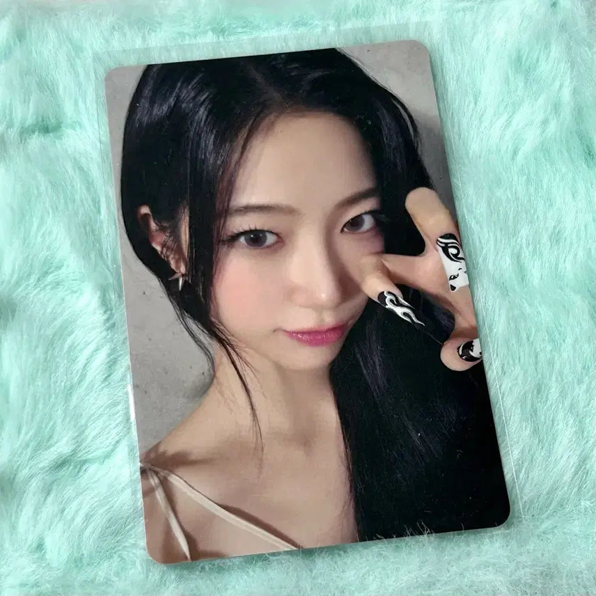 [BUNJANG] LE SSERAFIM Kazuha Universal Lucky Draw Photocard / 르세라핌 핫 유니버셜 컴팩트 버전 럭드 카즈하 포카 양도 hot