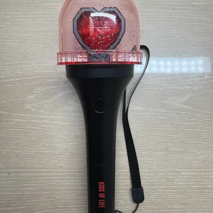 [BUNJANG] Kiss Of Life OFFICIAL LIGHT STICK (Bbyongbong) / 키스오브라이프 키오프 응원봉(삐용봉) 판매