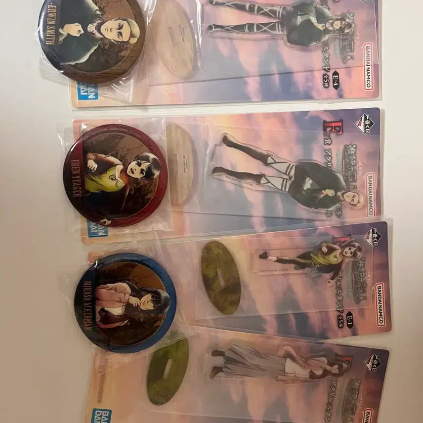[BUNJANG] Attack on Titan Acrylic Stand &amp; Badge Bundle Set / 진격의 거인 아크릴 스탠드 뱃지 세트 쿠지 제일복권 일괄 판매