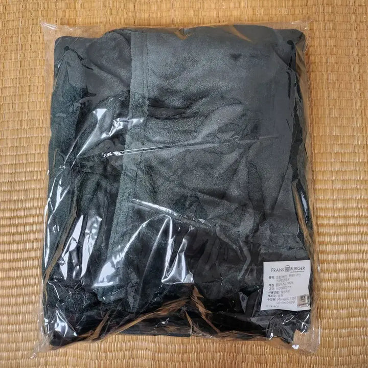 [BUNJANG] Attack on Titan Frank Burger Blanket Cape / 진격의거인 프랭크버거/담요 망토/free